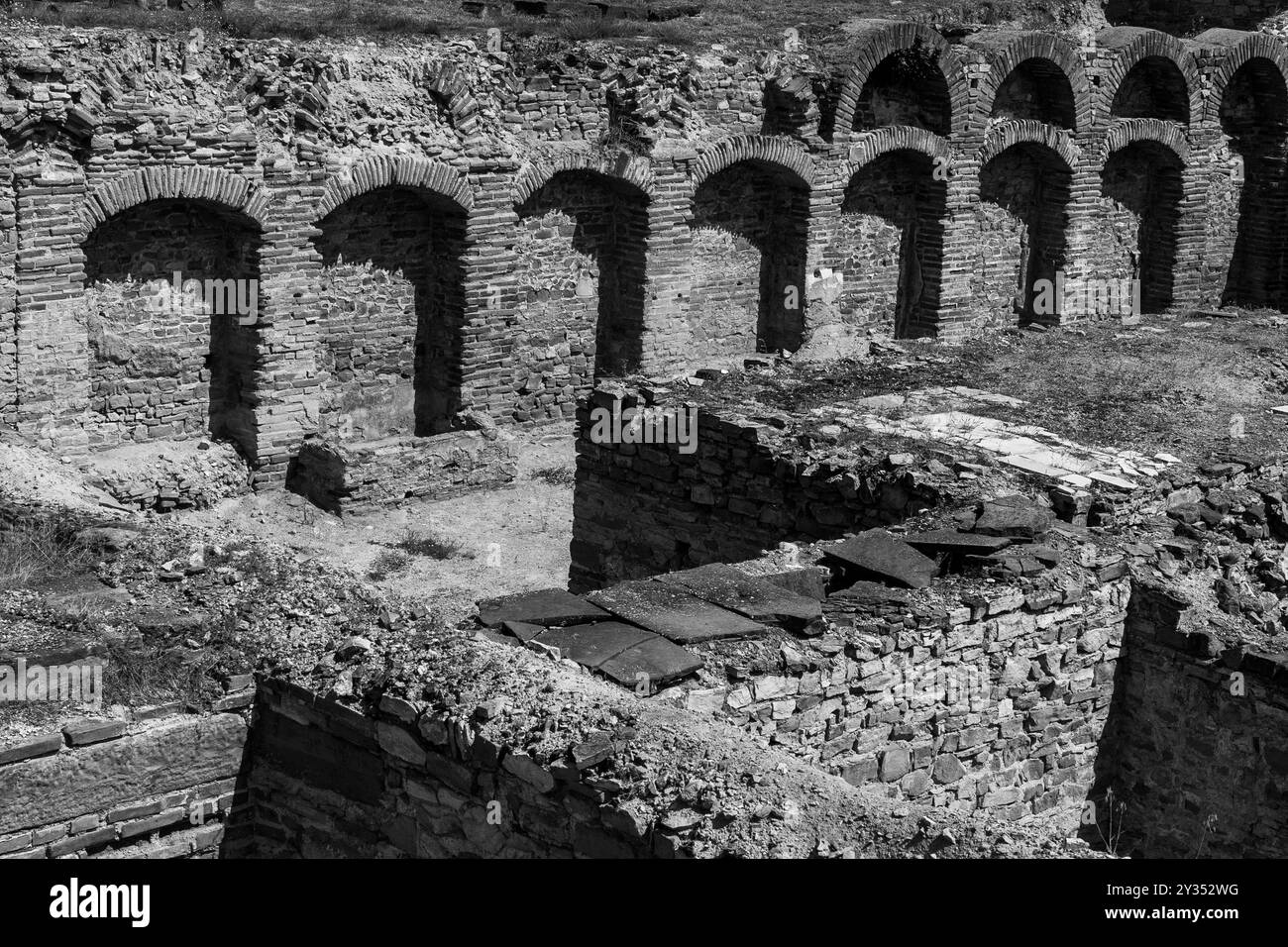 Mura incorniciate ad arco: Resti dell'antica città macedone , Stobi 359 a.C. Ripetizione e trama. Foto Stock