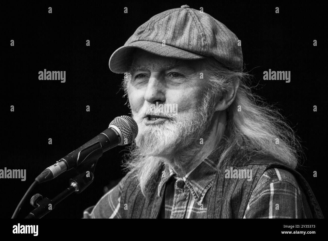 ROY HARPER, CONCERTO, GREEN MAN FESTIVAL 2013: La leggenda folk Roy Harper suona dal vivo sul Mountain Stage al Green Man Festival 2013 al Glanusk Park, Brecon, Galles, agosto 2013. Foto: Rob Watkins. INFO: Roy Harper è nato il 12 giugno 1941 a Rusholme, Manchester, Inghilterra. Pionieristico cantautore britannico, divenne noto per i suoi testi poetici, intricati lavori di chitarra e la fusione di folk, rock e musica progressiva, influenzando generazioni di musicisti. Foto Stock