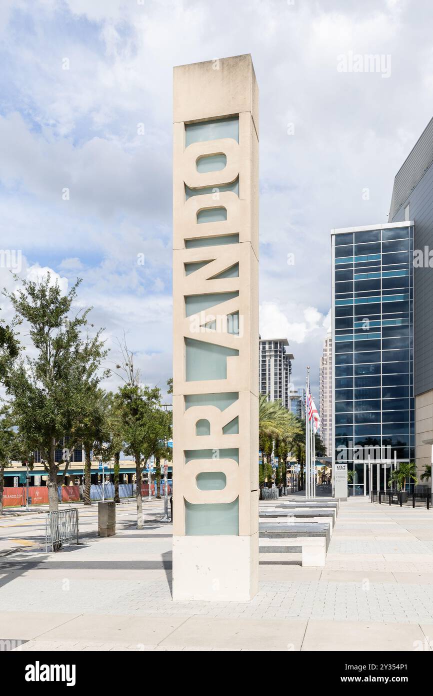 Un cartello in cemento di Orlando all'esterno del Kia Center, ex Amway Center, nel cuore del centro di Orlando. Foto Stock