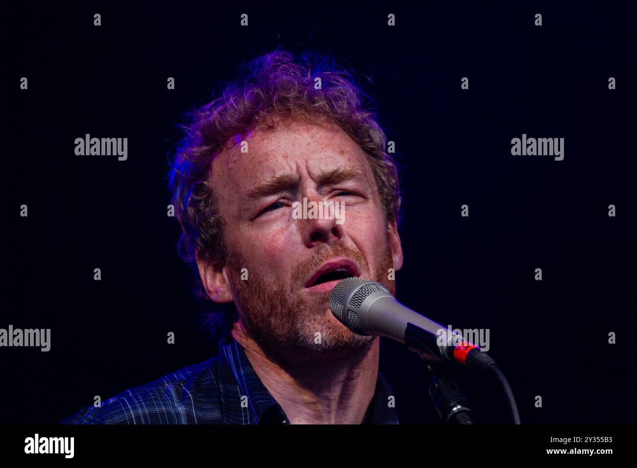 LOW, CONCERTO, GREEN MAN FESTIVAL 2013: Alan Sparhawk da leggende della musica indie LOW suona dal vivo sul Mountain Stage al Green Man Festival 2013 al Glanusk Park, Brecon, Galles, agosto 2013. Foto: Rob Watkins. INFO: Low, l'iconica band slow core, ha affrontato una profonda perdita con la scomparsa di Mimi Parker nel novembre 2022. Come batterista e cantante, le armonie eteree e i ritmi gentili di Parker erano centrali nel suono della band. La sua morte ha colpito profondamente i fan e la comunità musicale, segnando la fine di un'era per Low. Foto Stock