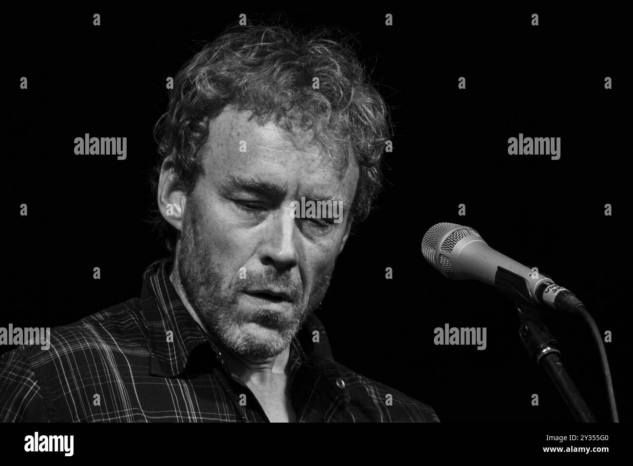 LOW, CONCERTO, GREEN MAN FESTIVAL 2013: Alan Sparhawk da leggende della musica indie LOW suona dal vivo sul Mountain Stage al Green Man Festival 2013 al Glanusk Park, Brecon, Galles, agosto 2013. Foto: Rob Watkins. INFO: Low, l'iconica band slow core, ha affrontato una profonda perdita con la scomparsa di Mimi Parker nel novembre 2022. Come batterista e cantante, le armonie eteree e i ritmi gentili di Parker erano centrali nel suono della band. La sua morte ha colpito profondamente i fan e la comunità musicale, segnando la fine di un'era per Low. Foto Stock