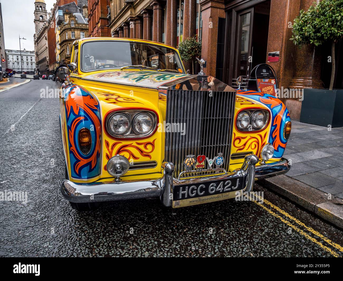 Questa colorata scena di strada di una Phantom Rolls Royce in John Street è adiacente al Cavern Quarter reso famoso dai Beatles durante gli anni '1960 Foto Stock