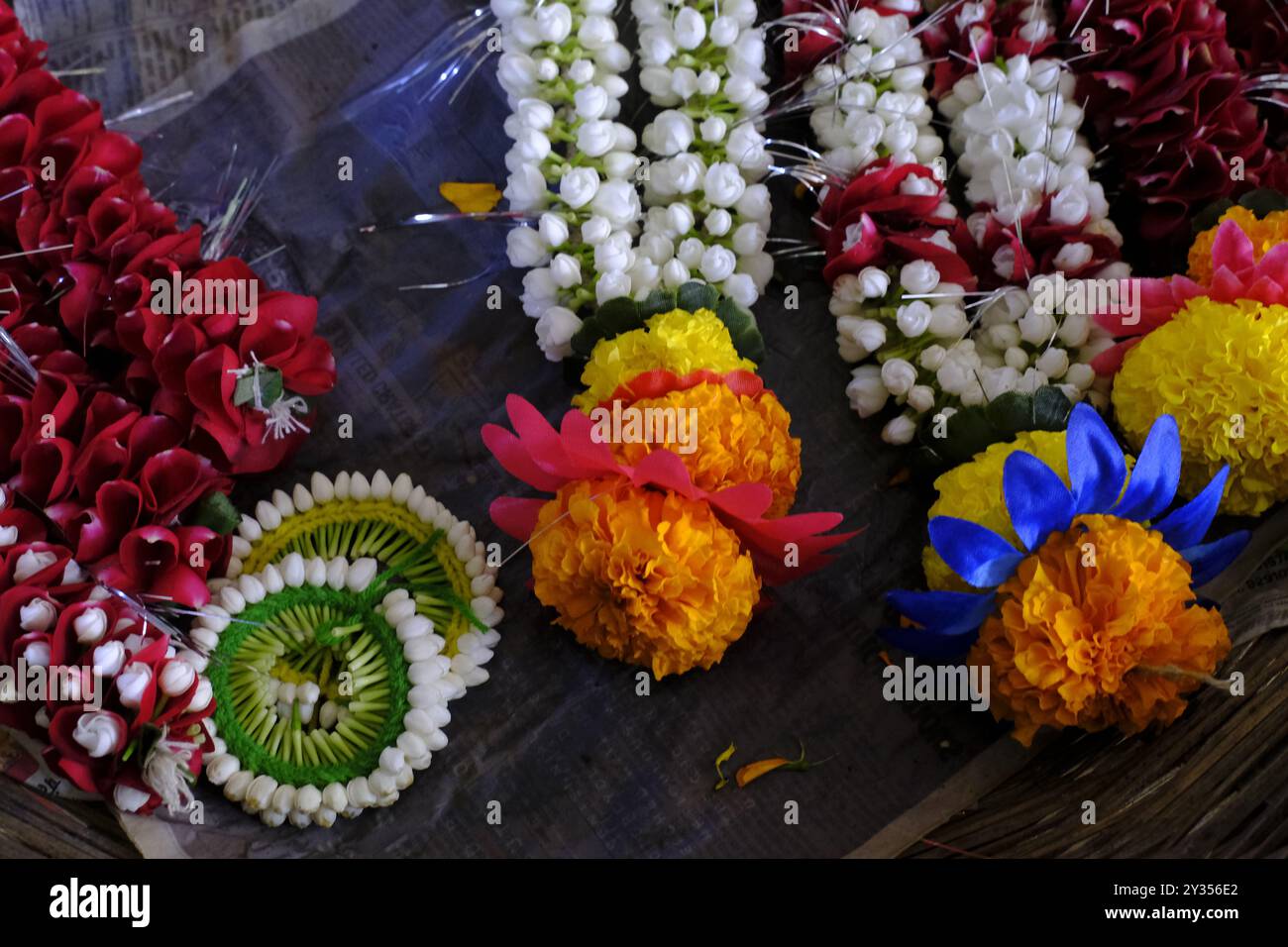 Colorate ghirlande di fiori in un mercato di strada a mandai durante il Ganesh Festival, Pune, India Foto Stock