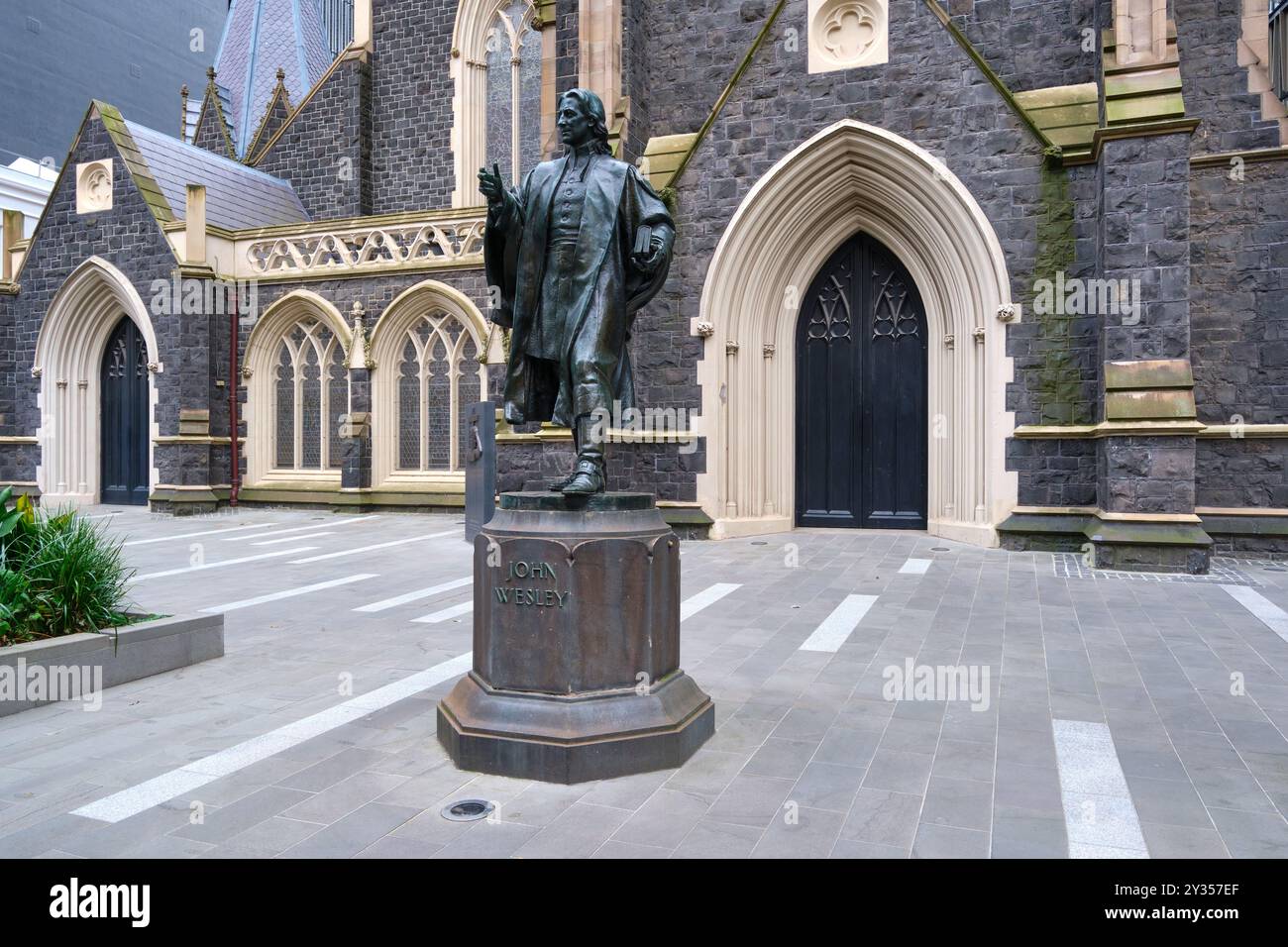 Una statua di John Wesley, fondatore della Chiesa metodista, fuori dalla Wesley Uniting Church in Lonsdale Street nel CBD di Melbourne, Victoria, Australia. Foto Stock