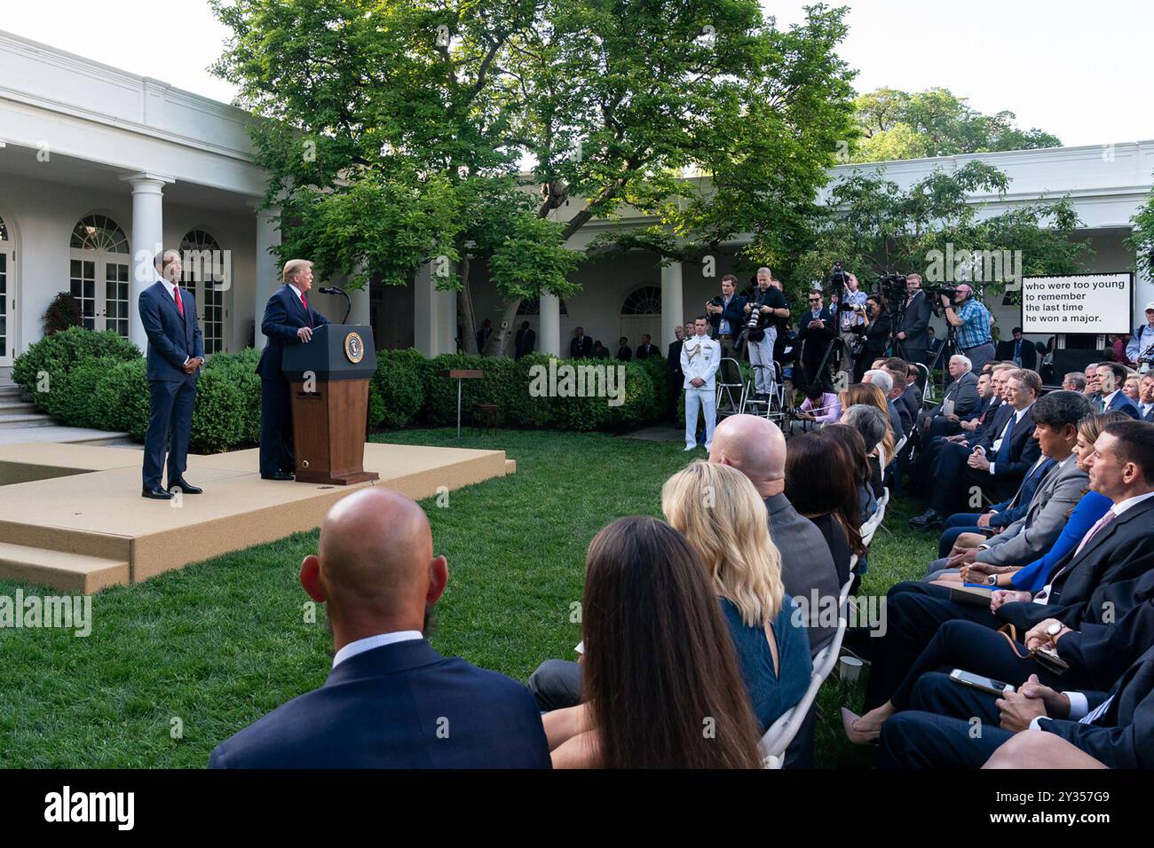 Il presidente Donald J. Trump rivolge le sue osservazioni nel dare il benvenuto a Tiger Woods, alla sua famiglia e agli ospiti lunedì 6 maggio 2019 al Rose Garden della Casa Bianca - (foto ufficiale della Casa Bianca di Andrea Hanks) Foto Stock