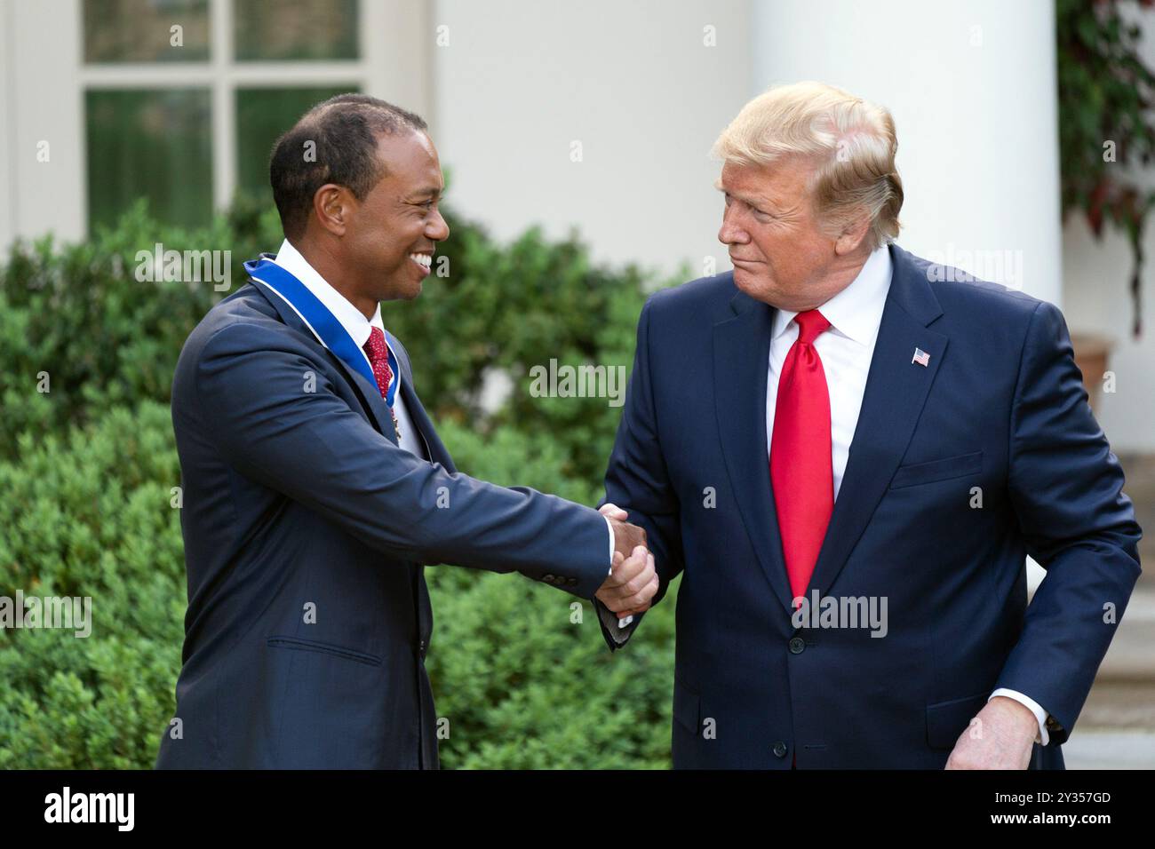 Il presidente Donald J. Trump presenta la Presidential Medal of Freedom a Tiger Woods il 6 maggio 2019, nel Rose Garden della Casa Bianca. (Foto ufficiale della Casa Bianca Shealah Craighead) Foto Stock