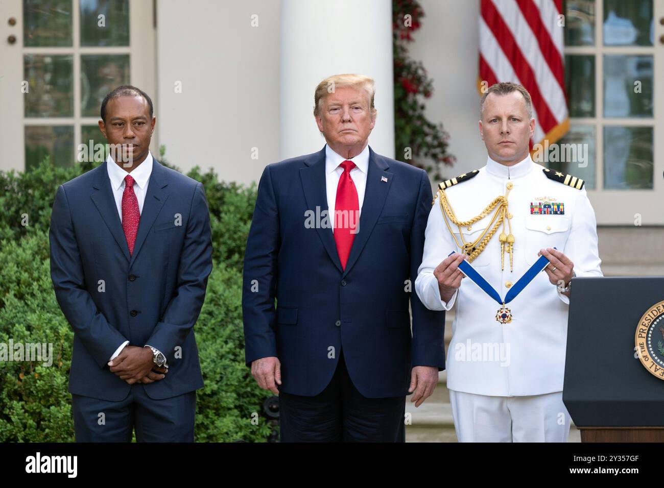 Il presidente Donald J. Trump presenta la Presidential Medal of Freedom a Tiger Woods il 6 maggio 2019, nel Rose Garden della Casa Bianca. (Foto ufficiale della Casa Bianca Shealah Craighead) Foto Stock