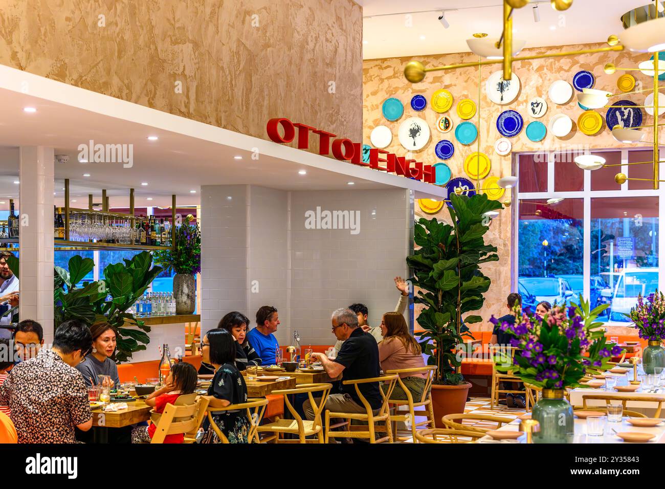 In prima serata presso il negozio Ottolenghi, che serve il suo caratteristico cibo di influenza mediorientale al Bicester Village. E anche deliziosi regali per buongustai! Foto Stock