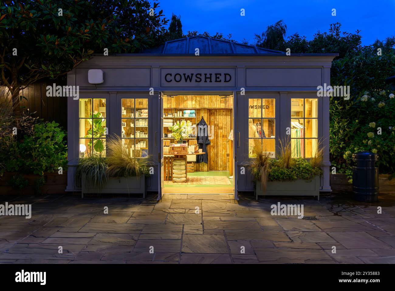 Luce serale al Cowshed Beauty Products, Bicester Village. Boutique di lusso di marca in un villaggio di edifici in legno in stile New England. Foto Stock
