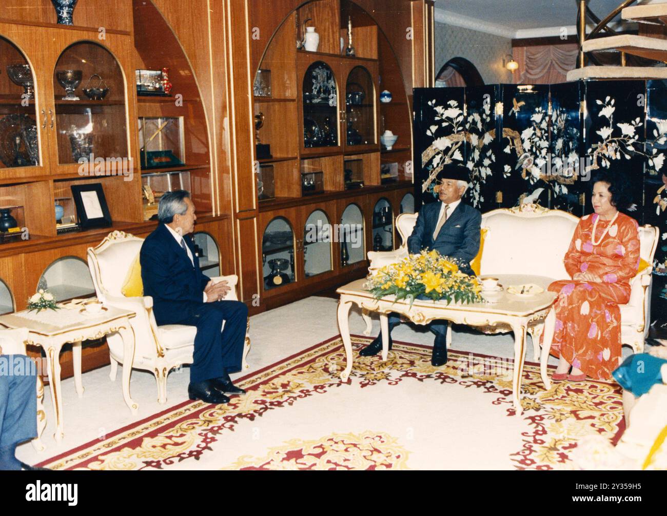 Agosto 1989 Brunei Archivio storico Olycom/LaPresse al-Muhtadee Billah (Bandar seri Begawan, 17 febbraio 1974) è il principe ereditario del Brunei dal 2008 e Ministro Senior del suddetto stato dal 2005. Nella foto: Il re Yang di-Pertuan Agong e la Regina Raja Permaisuri Agong della Malesia durante la cerimonia del Berkhatan (circoncisione) del principe ereditario al-Muhtadee Billah già circonci un paio di anni fa nella foto: Il re e la regina della Malesia durante la cerimonia Berkhatan (circoncisione) del principe ereditario al-Muhtadee Billah che è stato circonciso già un paio di anni fa Foto Stock