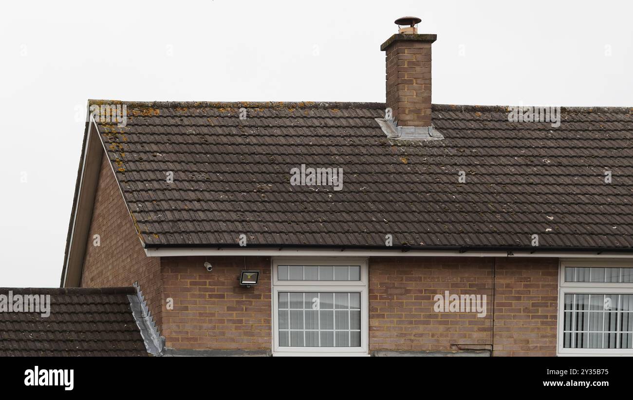 Tradizionali tetti inglesi in mattoni e area suburbana Foto Stock