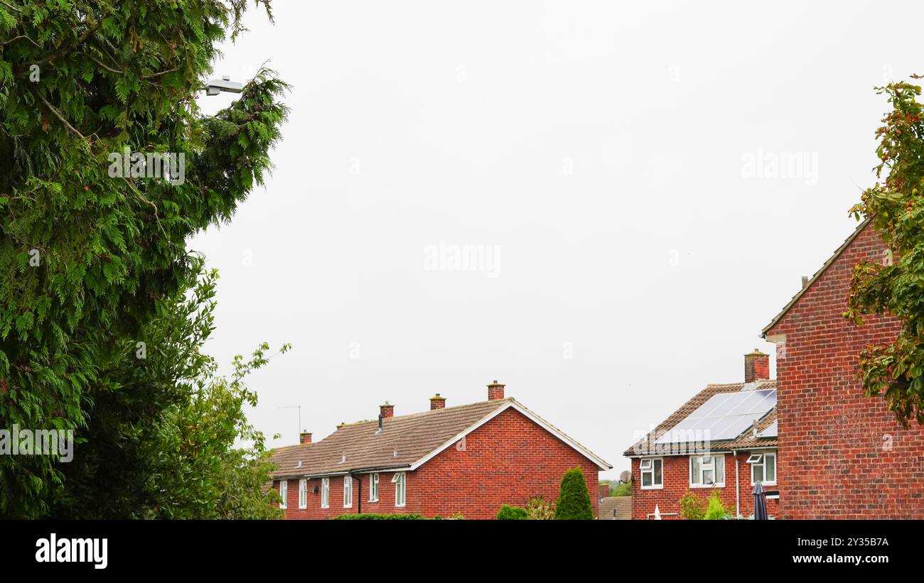 Tradizionali tetti inglesi in mattoni e area suburbana Foto Stock