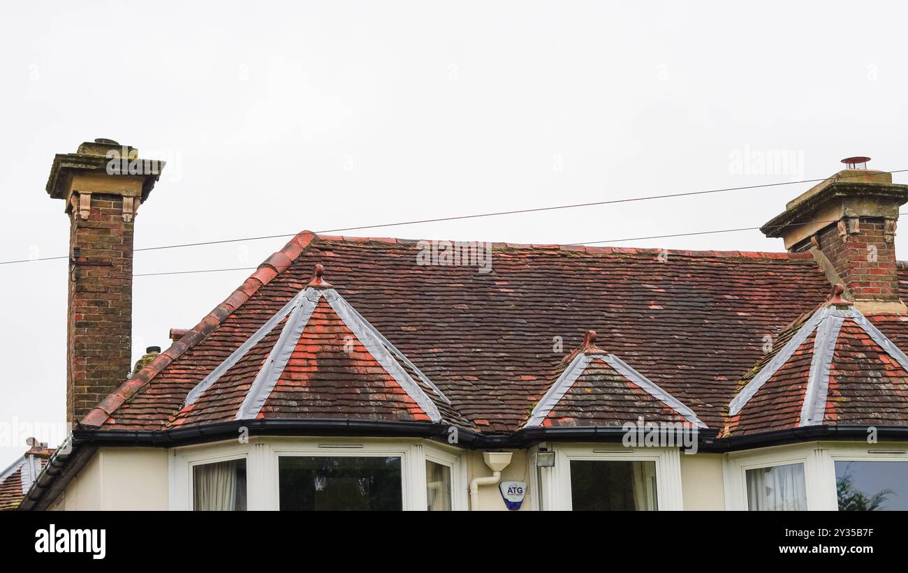 Tradizionali tetti inglesi in mattoni e area suburbana Foto Stock