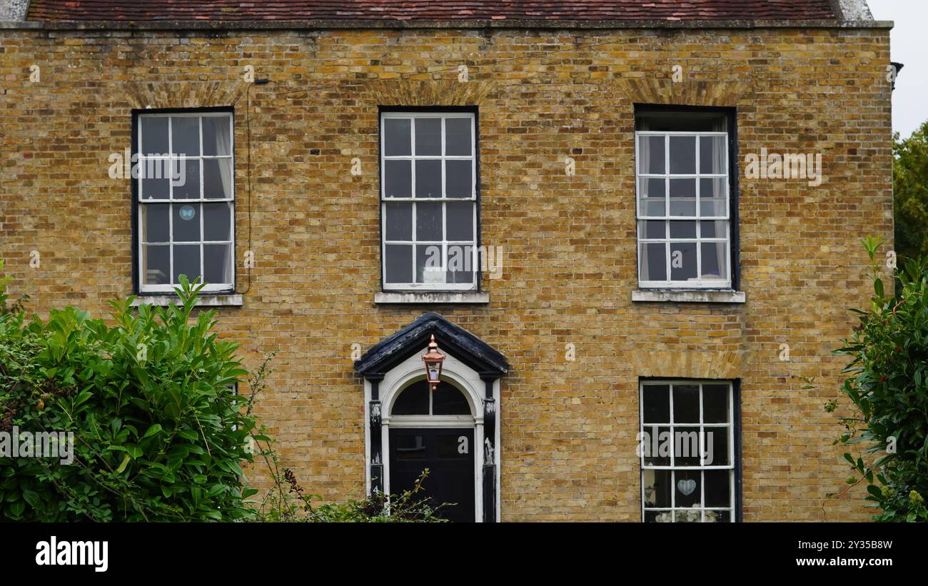 Tradizionali tetti inglesi in mattoni e area suburbana Foto Stock