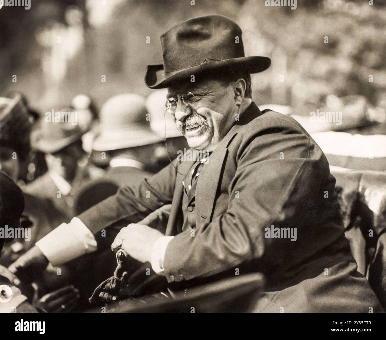 Il presidente degli Stati Uniti Theodore "Teddy" Roosevelt (1858-1919) sorride da un'automobile aperta il 25 ottobre 1910. (USA) Foto Stock