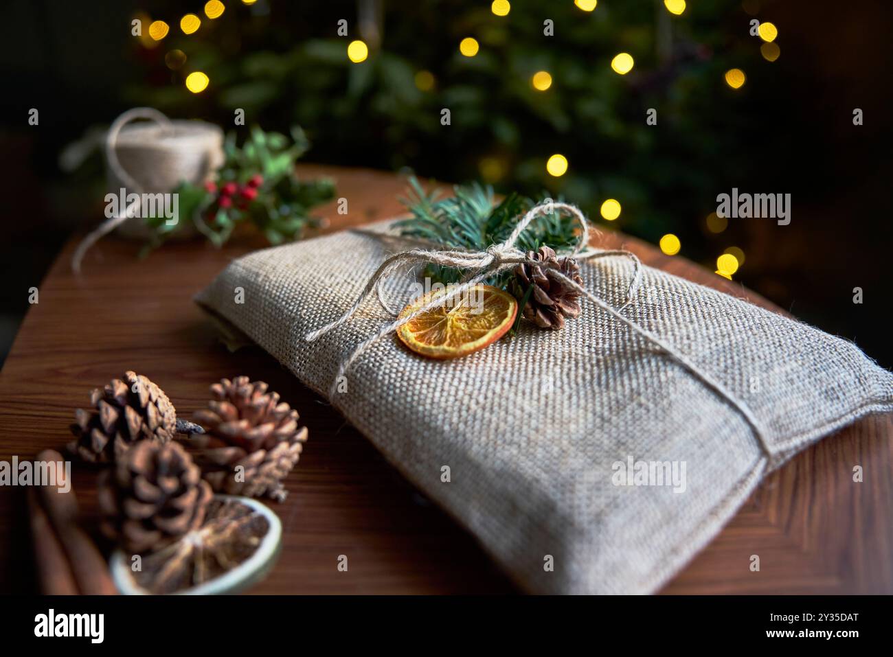 Primo piano del regalo di Natale avvolto e decorato con materiali ecologici riutilizzabili sostenibili Foto Stock