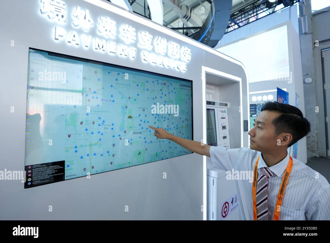 Pechino, Cina. 12 settembre 2024. Un membro dello staff presenta un prodotto per servizi di pagamento durante la Fiera Internazionale Cinese per il commercio dei servizi (CIFTIS) 2024 presso il Parco Shougang di Pechino, capitale della Cina, 12 settembre 2024. A tema "servizi globali, prosperità condivisa", il CIFTIS 2024 ha aperto giovedì presso il China National Convention Center e il Parco Shougang di Pechino. Crediti: Ju Huanzong/Xinhua/Alamy Live News Foto Stock