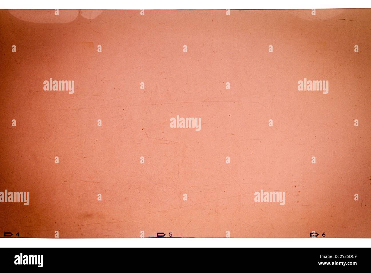 Pellicola negativa da 120 mm di colore grungy isolata su sfondo bianco. Pellicola di formato medio su sfondo bianco, segnaposto per foto retrò. Foto Stock