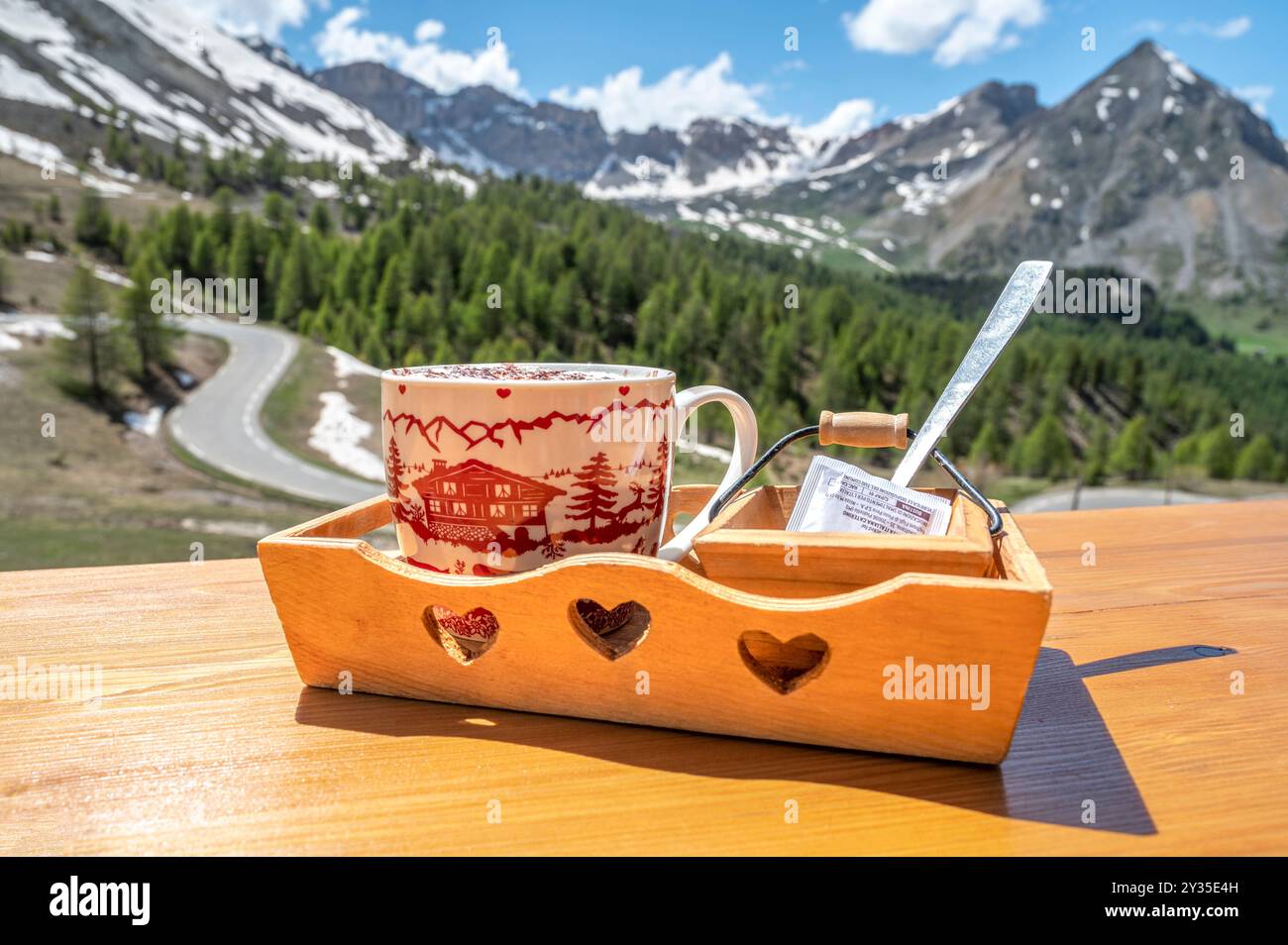 Un cappuccino servito dal Rifugio Napoléon al col d'Izoard, Hautes-Alpes, Francia Foto Stock