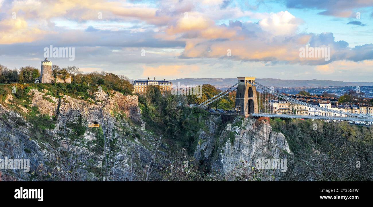 Torre di supporto ovest e lampione del ponte sospeso Clifton sul fiume Avon a Bristol Foto Stock