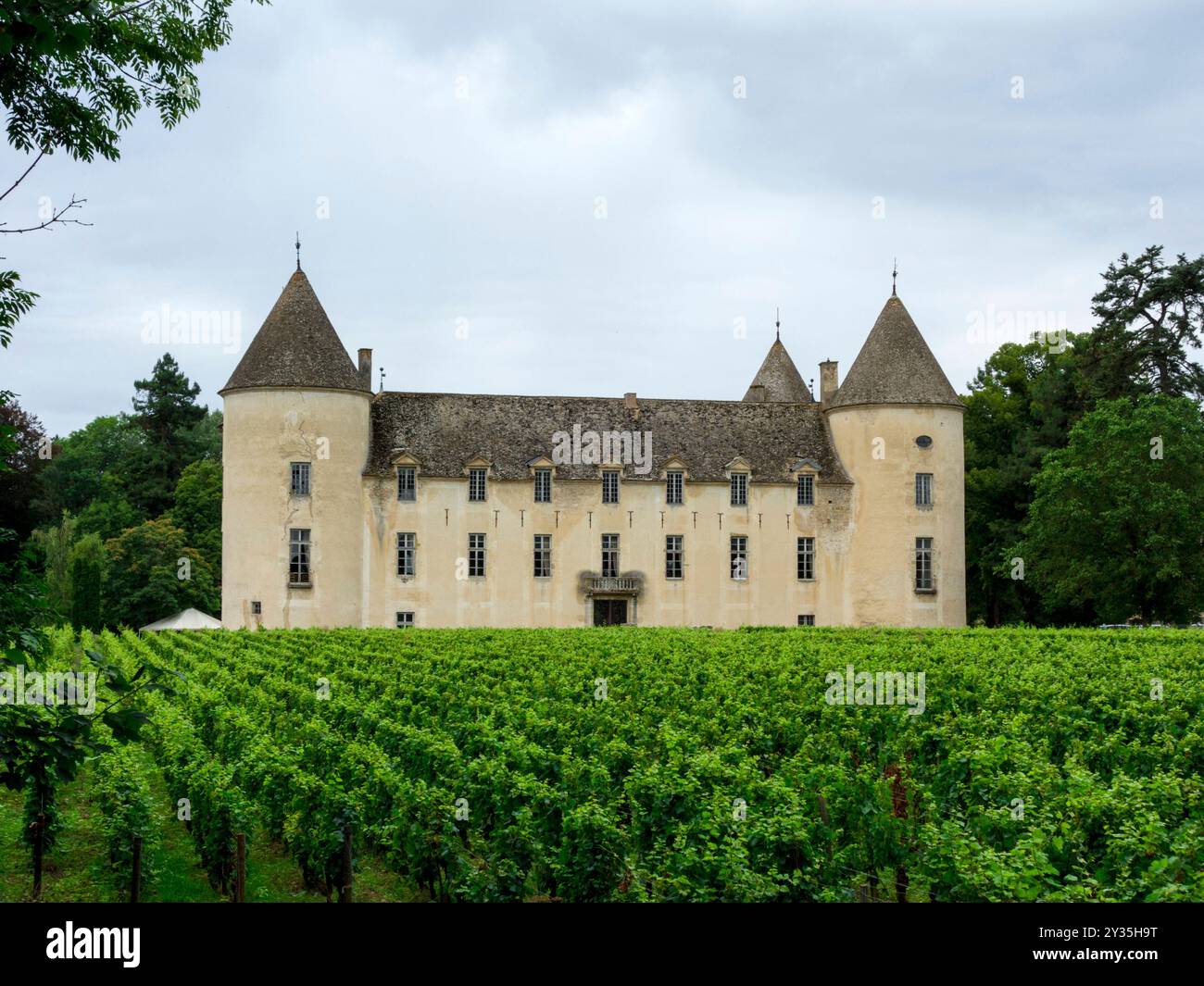 Castello di Savigny-les Beaune. I giardini del castello ospitano una delle più grandi collezioni di jet da combattimento al mondo. Foto Stock