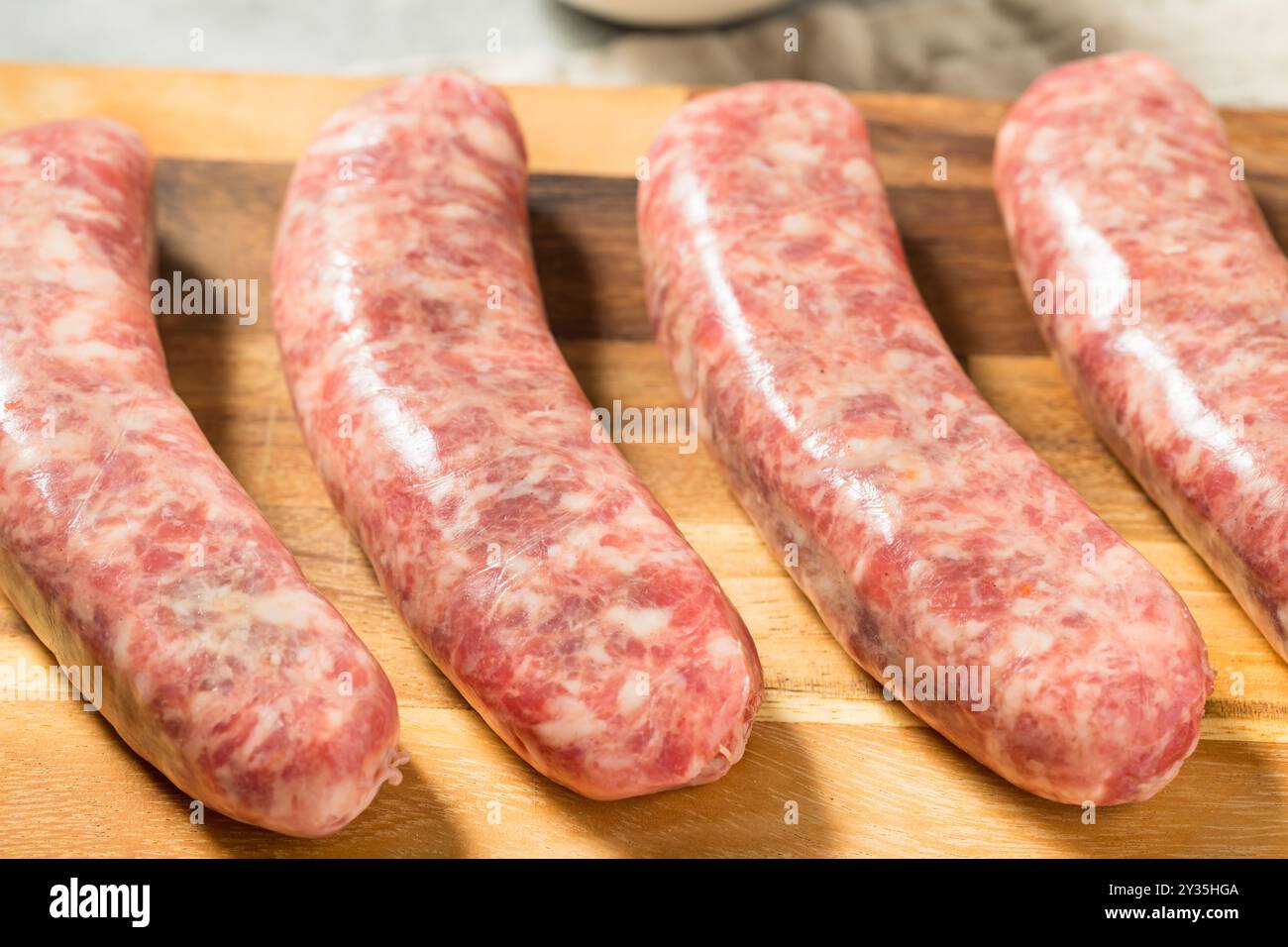 Grass Fed fatto in casa bratwurst tedeschi crudi pronti per cucinare Foto Stock