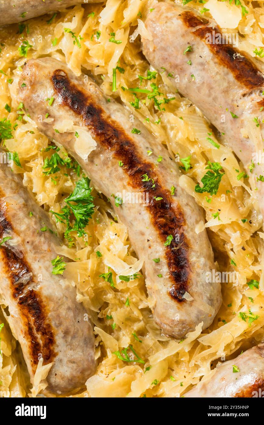 Bratwurst tedesco fatto in casa con crauti per l'Oktoberfest Foto Stock