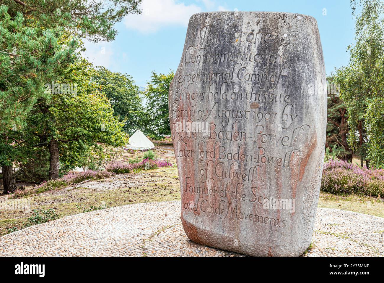 Monumento commemorativo del primo campo Boy Scout di Lord Baden Powell nell'agosto 1907 sull'isola Brownsea a Poole Harbour, Dorset, Inghilterra Foto Stock
