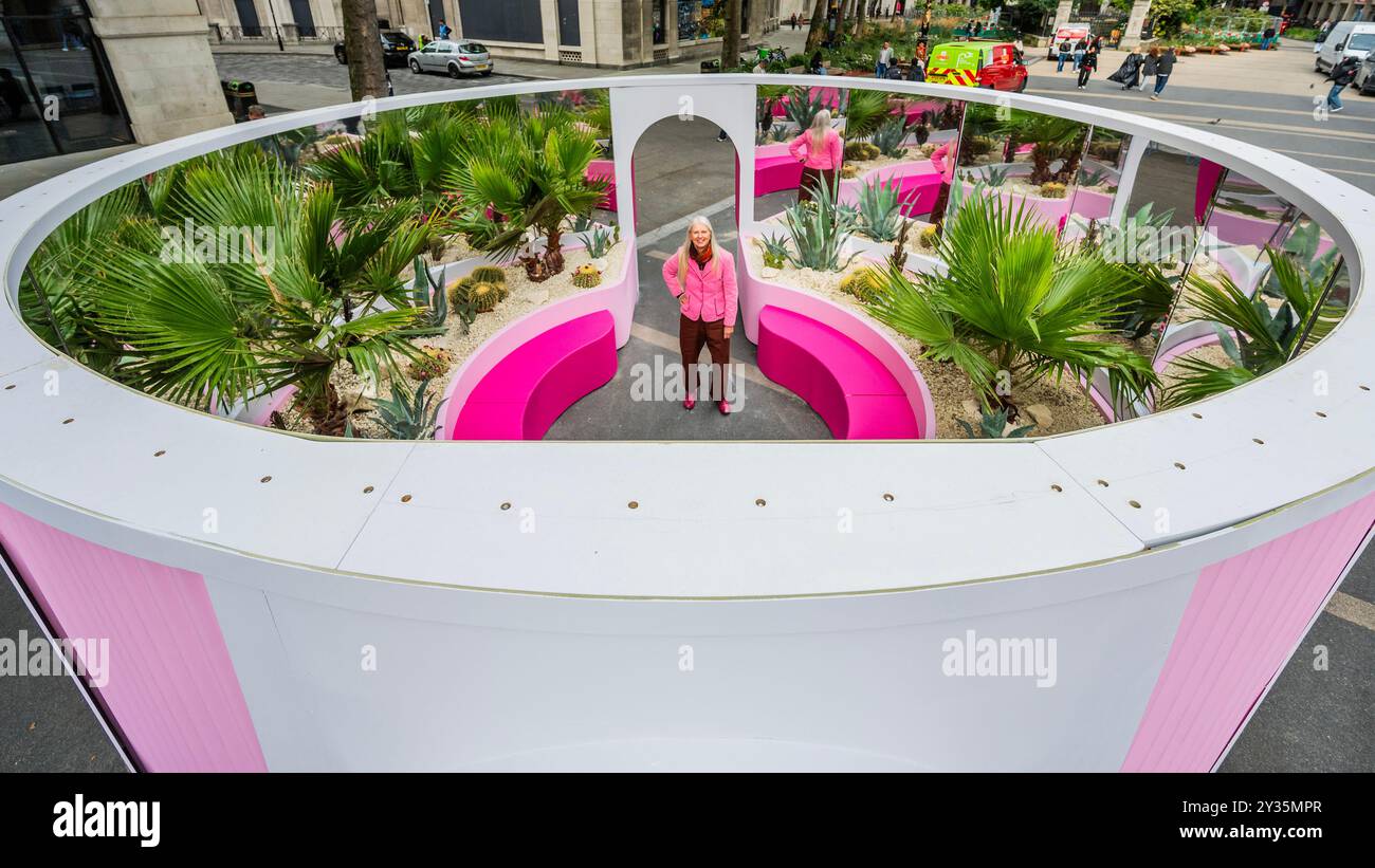 Londra, Regno Unito. 12 settembre 2024. "Padiglione delle meraviglie" di Nina Tolstrup (nella foto Infinity Garden) di Studiomama, presentato da Barbie e visita Greater Palm Springs - London Design Festival torna nella capitale per la sua 22a edizione dal 14-22 settembre 2024. Fonde la Casa dei sogni di Barbie con la moderna architettura di metà secolo di Greater Palm Springs attraverso tre padiglioni interattivi progettati per i visitatori di tutte le età. Crediti: Guy Bell/Alamy Live News Foto Stock