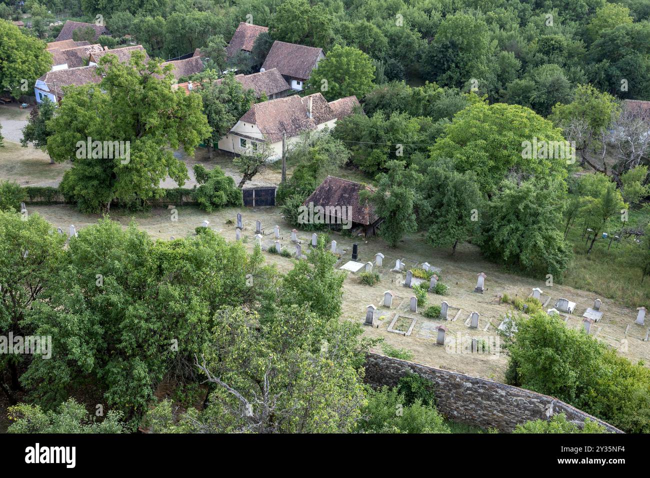 Viste dal campanile, dal cimitero, dalla chiesa fortificata sassone, da Viscri, dalla Transilvania, Romania Foto Stock