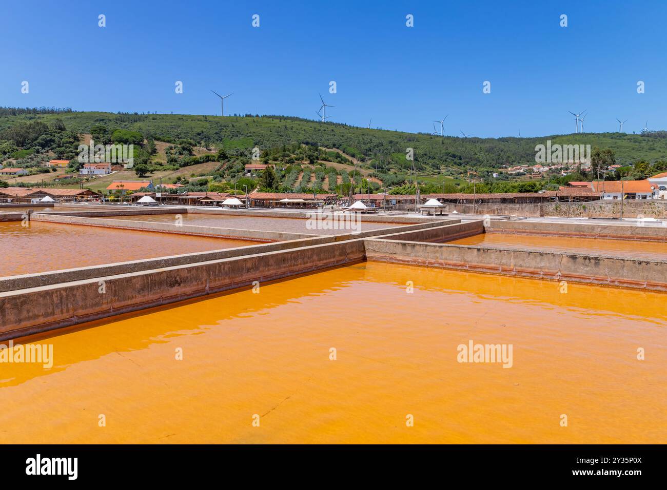 Rio Maior, Portogallo: 7 luglio 2024: Fonte da Bica Salt Flats, alias Salinas de Rio Maior, sistema di compartimenti d'acqua poco profondi e grondaie per sale extra Foto Stock