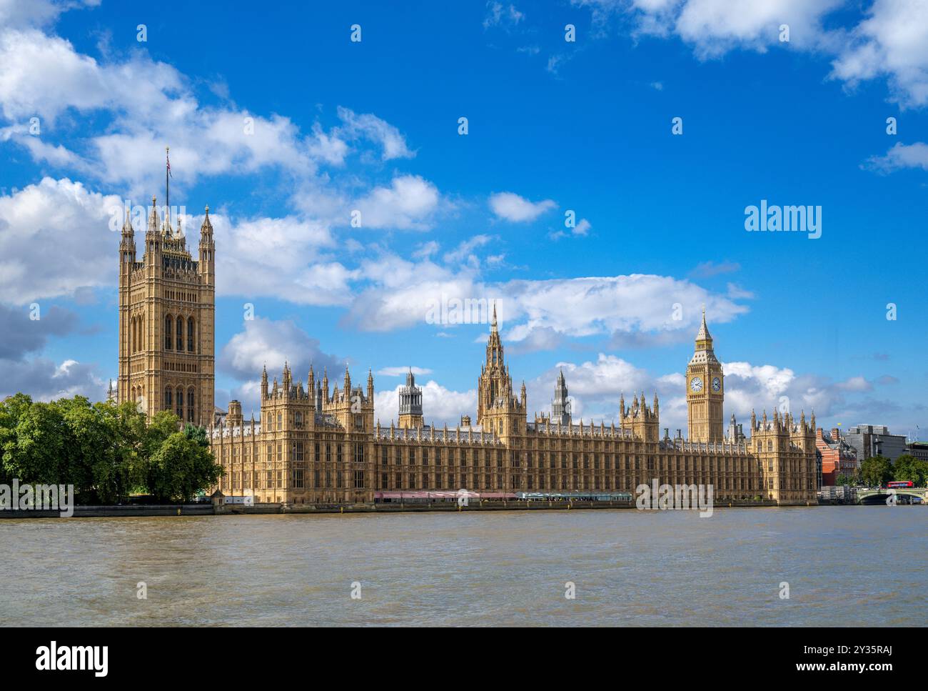 Le camere del Parlamento, Londra. Il Palazzo di Westminster dall'Albert Embankment sulla riva sud, fiume Tamigi, Londra, Inghilterra, Regno Unito Foto Stock