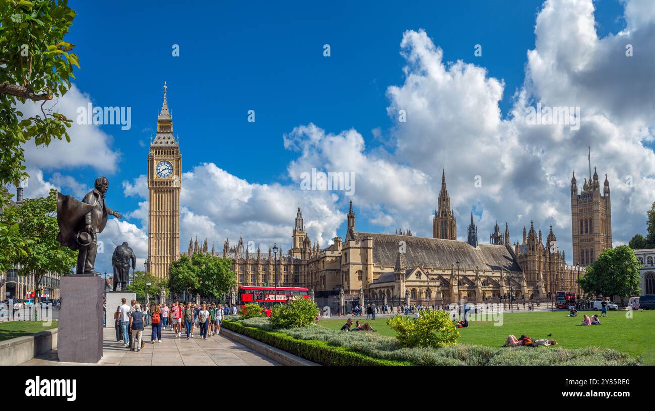 Case del Parlamento, Londra. Palazzo di Westminster (Houses of Parliament) e Big Ben da Parliament Sqaure, Londra, Inghilterra, Regno Unito Foto Stock