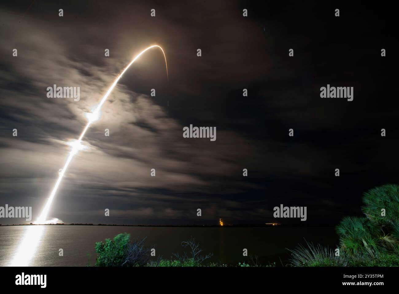 Cape Canaveral, Florida, Stati Uniti. 12 settembre 2024. Un razzo Falcon 9 SpaceX viene lanciato dallo Space Launch Complex 40 alla Cape Canaveral Space Force Station (CCSFS), Florida, trasportando il primo lotto di satelliti Direct-to-cell dell'AST SpaceMobile chiamato Bluebird. (Credit Image: © Charles Briggs/ZUMA Press Wire) SOLO PER USO EDITORIALE! Non per USO commerciale! Foto Stock