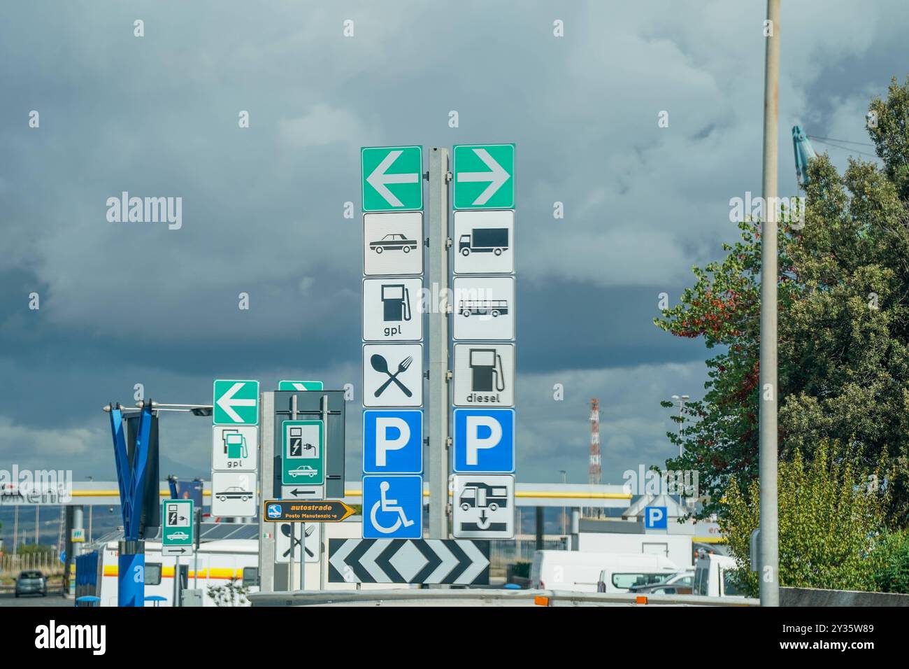 Verkehrsschilder, Rastplatz, Parkplatz, Tankstelle, LKW, bus, Auto, Elektrofahrzeuge, Ladepunkte, Diesel, GPL, gastronomia, barrierefrei, Raststätte, Verkehrsführung, Autobahn, Mobilität, Infrastruktur, Reise, Wegweiser, Parkplatzsuche, Verkehrssicherheit, Tankmöglichkeiten, Ladeinfrastruktur, Energiewende, riduzione di CO2, e-Mobilität, Antriebe alternativo, Verkehrsplanung, Infrastrukturentwicklung, Klimaschutz, Energiekrise, Nachhaltigkeit, Verkehrspolitik, Infrastrukturinvestitionen, Reiseverkehr, Staus. *** Indicazioni stradali, area di sosta, parcheggio, stazione di servizio, camion, autobus, auto, vehi elettrici Foto Stock