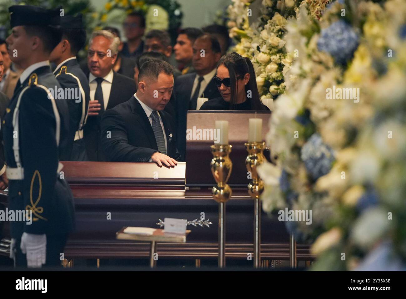 Kenji Fujimori stands by the coffin of his father, former President Alberto Fujimori, during his wake in Lima, Peru, Thursday, Sept. 12, 2024. (AP Photo/Guadalupe Pardo) Foto Stock