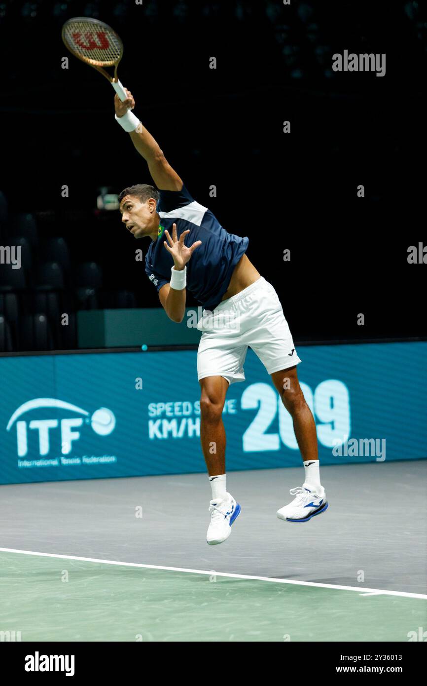 Bologna, Italia. 12 settembre 2024. Thiago Monteiro del Brasile in azione contro Tallon Griekspoor dei Paesi Bassi durante la partita a gironi delle finali di Coppa Davis 2024 di Bologna tra Paesi Bassi e Brasile all'Unipol Arena il 12 settembre 2024 a Bologna, Italia. Crediti: Massimiliano Donati/Alamy Live News Foto Stock