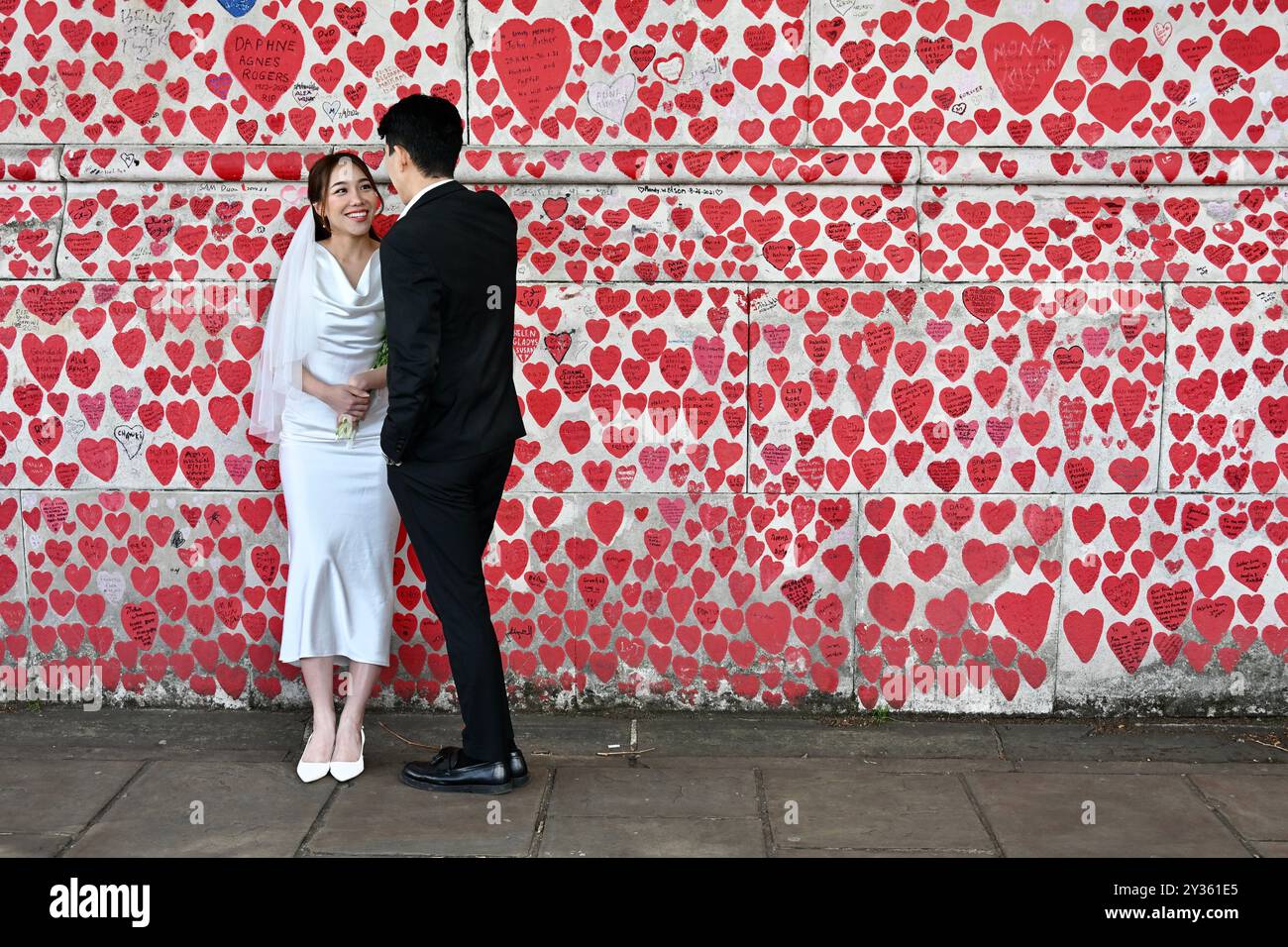 Londra, Regno Unito. L'aspetto dell'amore, gli sposi posano di fronte ai cuori del National Covid Memorial Wall. Albert Embankment. Foto Stock
