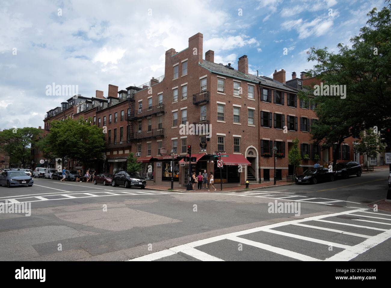 Edifici commerciali storici al 109 di Mt Vernon Street a Charles Street nel quartiere di Beacon Hill, città di Boston, Massachusetts Foto Stock