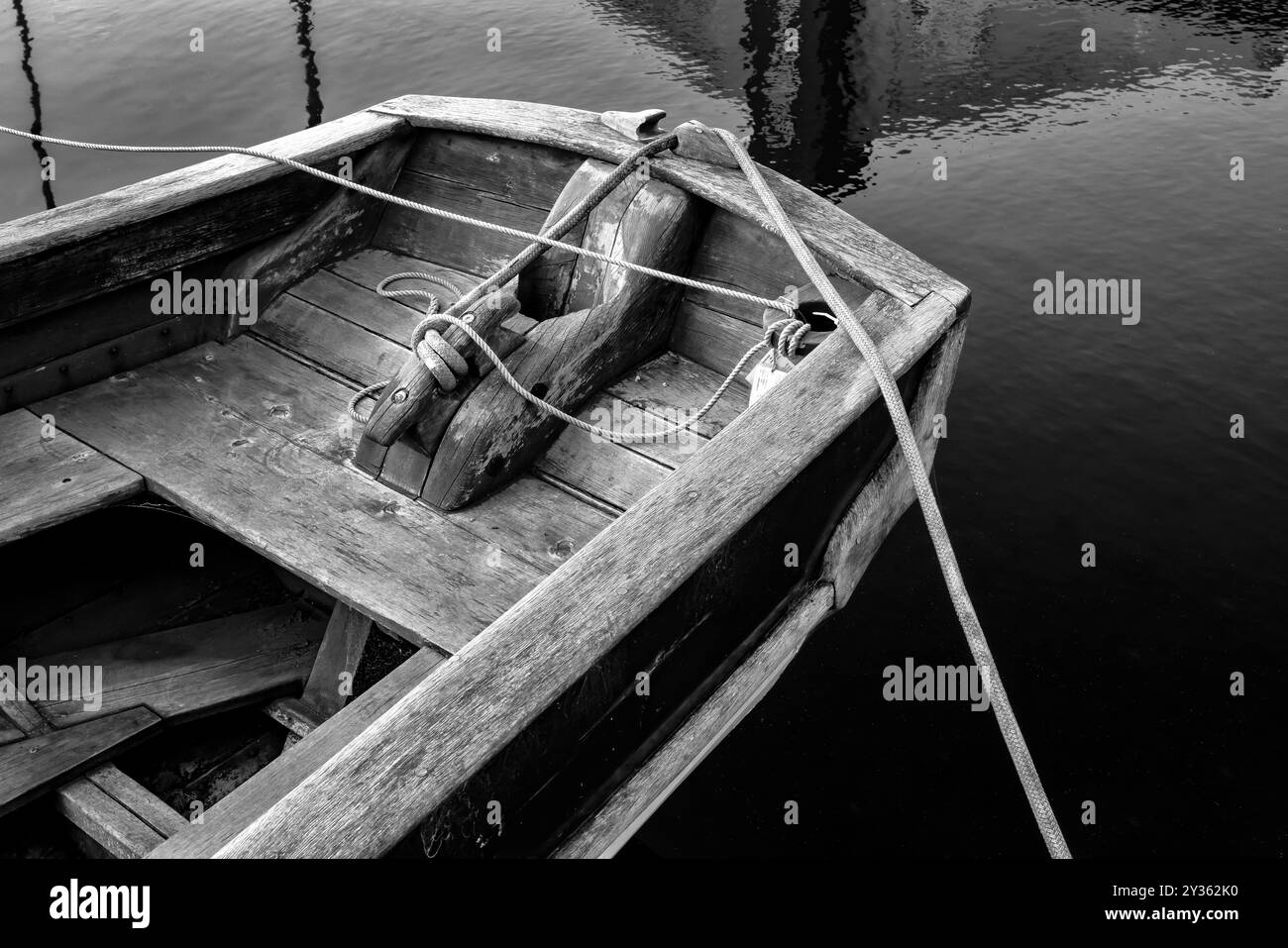 Barca in legno in attesa di restauro presso il Center for Wooden Boats on Lake Union, Seattle, Washington, USA [Nessuna pubblicazione; solo licenze editoriali] Foto Stock