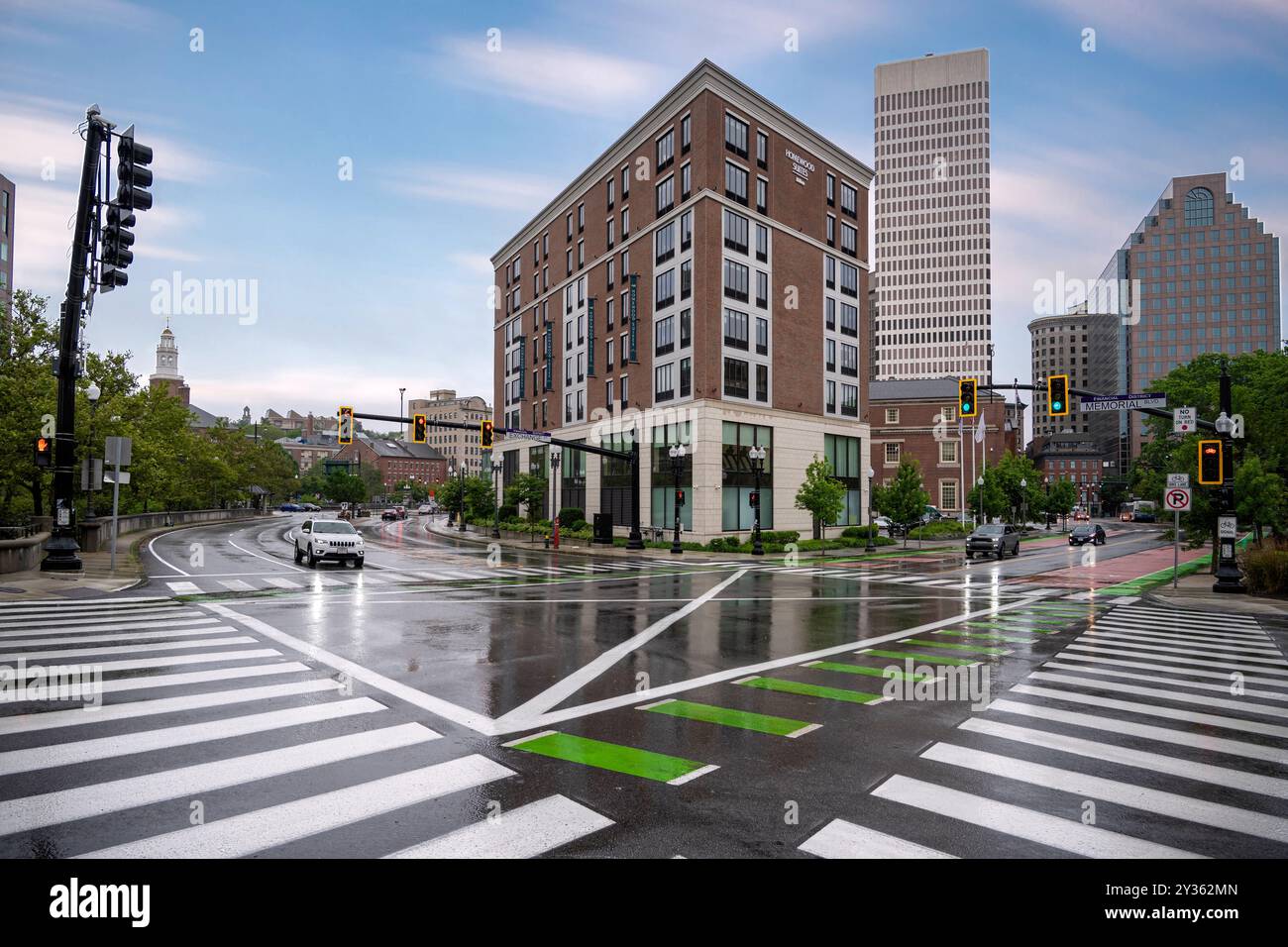 Vista dell'Hilton hotel Providence Downtown. Strade piovose e traffico Foto Stock