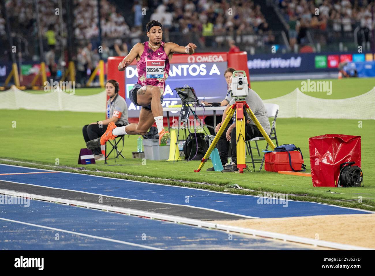 Almir dos Santos (Brasile) durante il salto triplo maschile al Golden Gala Pietro Mennea Diamond League Athletics 2024, Roma, Italia Foto Stock