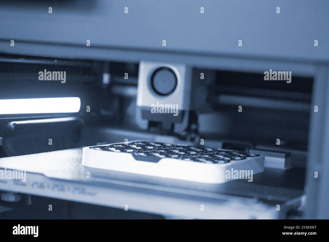 Processo di stampa su stampante 3D. Stampante 3D che crea un modello da primo piano in plastica fusa. La plastica fusa fluisce nell'estrusore e forma un oggetto volumetrico tridimensionale. Tecnologie additivi Foto Stock