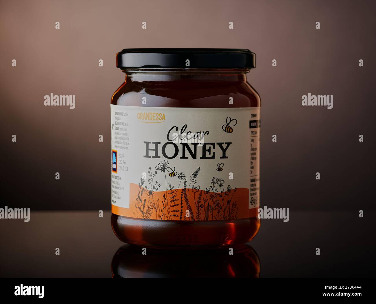 Mansfield,Nottingham,Regno Unito,12 settembre 2024:immagine studio di un barattolo di Grandessa Clear Honey, venduto presso Aldi Stores Limited. Foto Stock