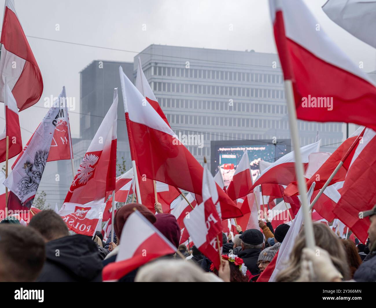 Molte bandiere polacche, bianche e rosse nel giorno dell'indipendenza nazionale, 11 novembre in Polonia, Varsavia. Foto Stock