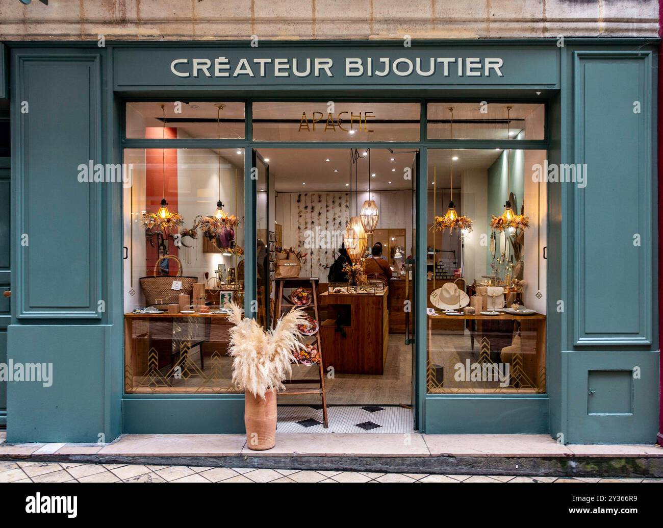 Apache Bijoutier, Bordeaux. Boutique di gioielli con esposizione elegante. Foto Stock
