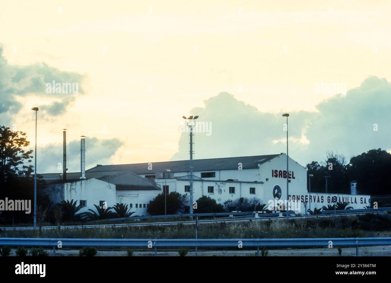 Fotografia d'archivio degli anni '1980 della fabbrica di conserve del pesce ad Algeciras, Spagna meridionale. Foto Stock