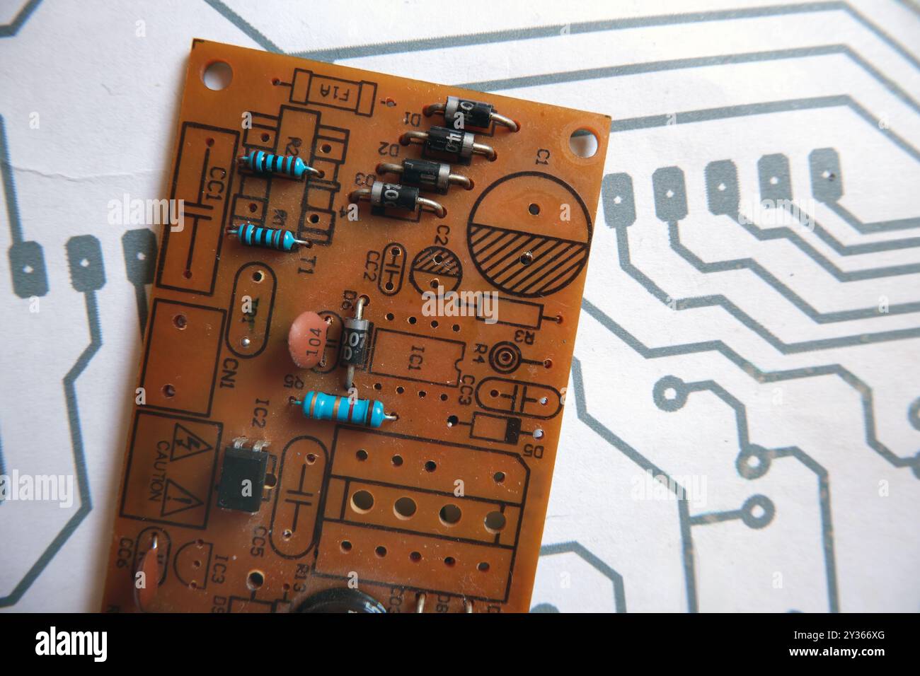 Scheda elettronica con simboli dei componenti elettronici su una parte degli schemi stampati del quadro elettrico Foto Stock