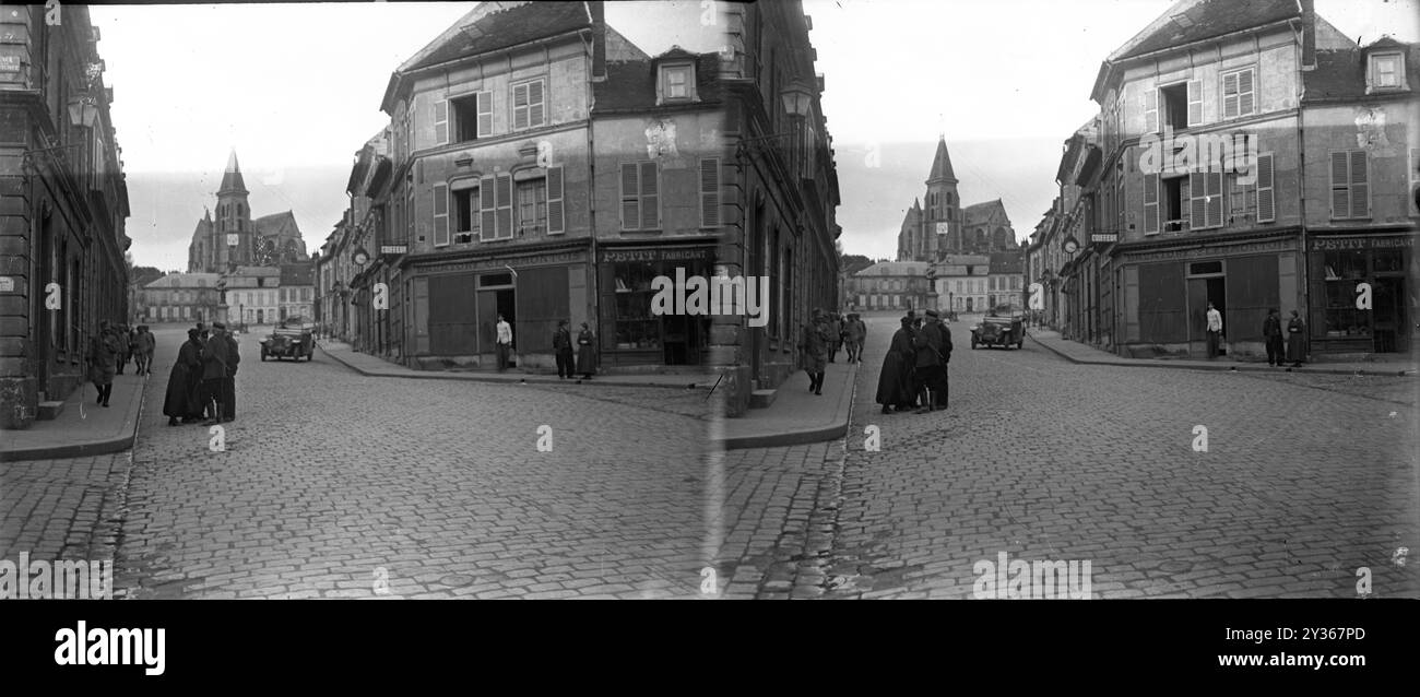 I soldati e i civili della prima guerra mondiale camminano per le strade di una città francese. Foto Stock