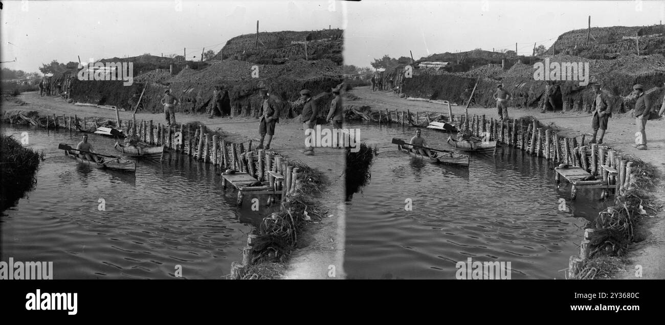 I soldati della prima guerra mondiale usano canoe o kayak su un fiume o un corso d'acqua da qualche parte in Francia. Foto Stock